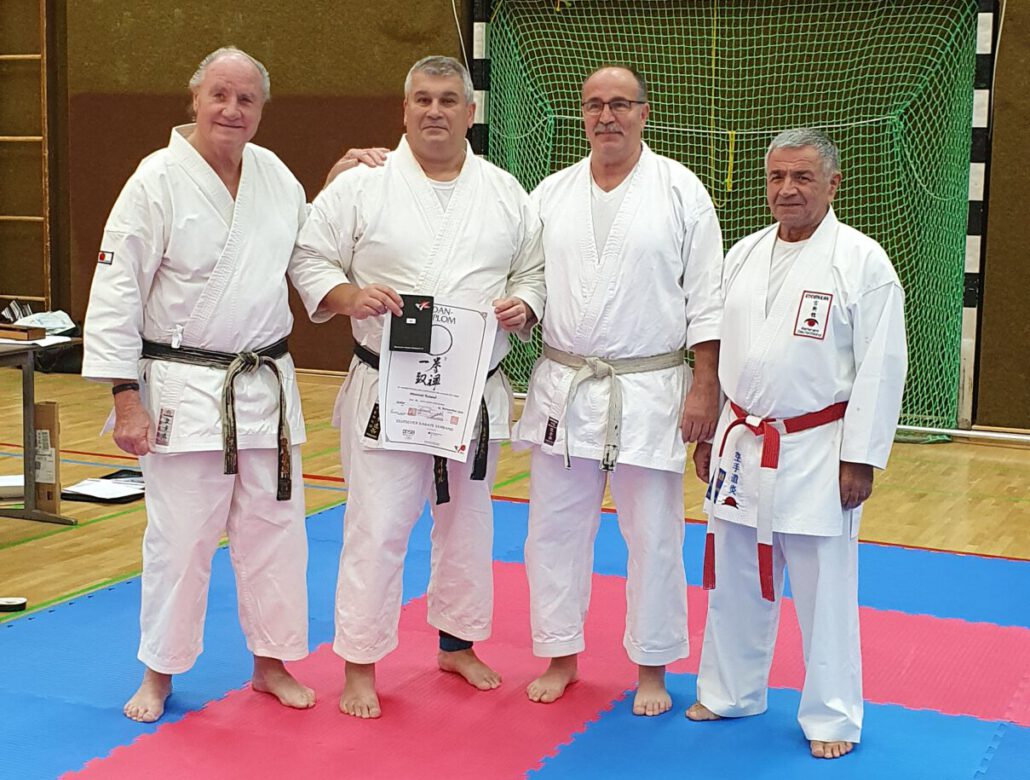 Himmet Kaysal mit Urkunde nach der Prüfung zum sechsten Dan Karate