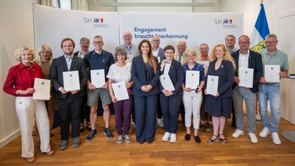Die ausgezeichneten Sportfunktionärinnen und Sportfunktionäre mit ihren Urkunden in Schleswig-Holstein