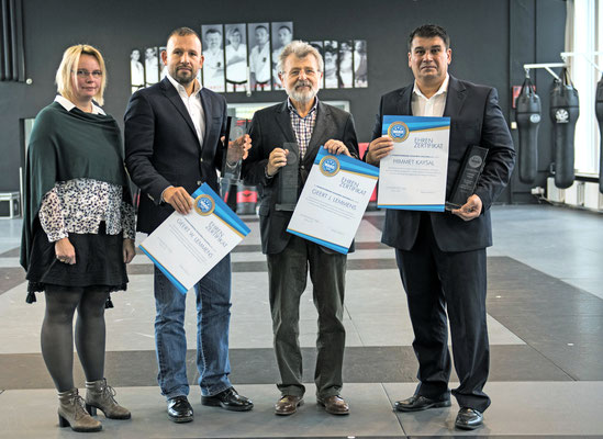 Himmet Kaysal und weitere Geehrte mit Ehrenurkunden des Kickboxverbands Schleswig-Holstein
